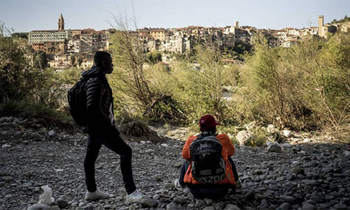 inmigrantes Italia y Francia, acusadas de maltratar a niños refugiados